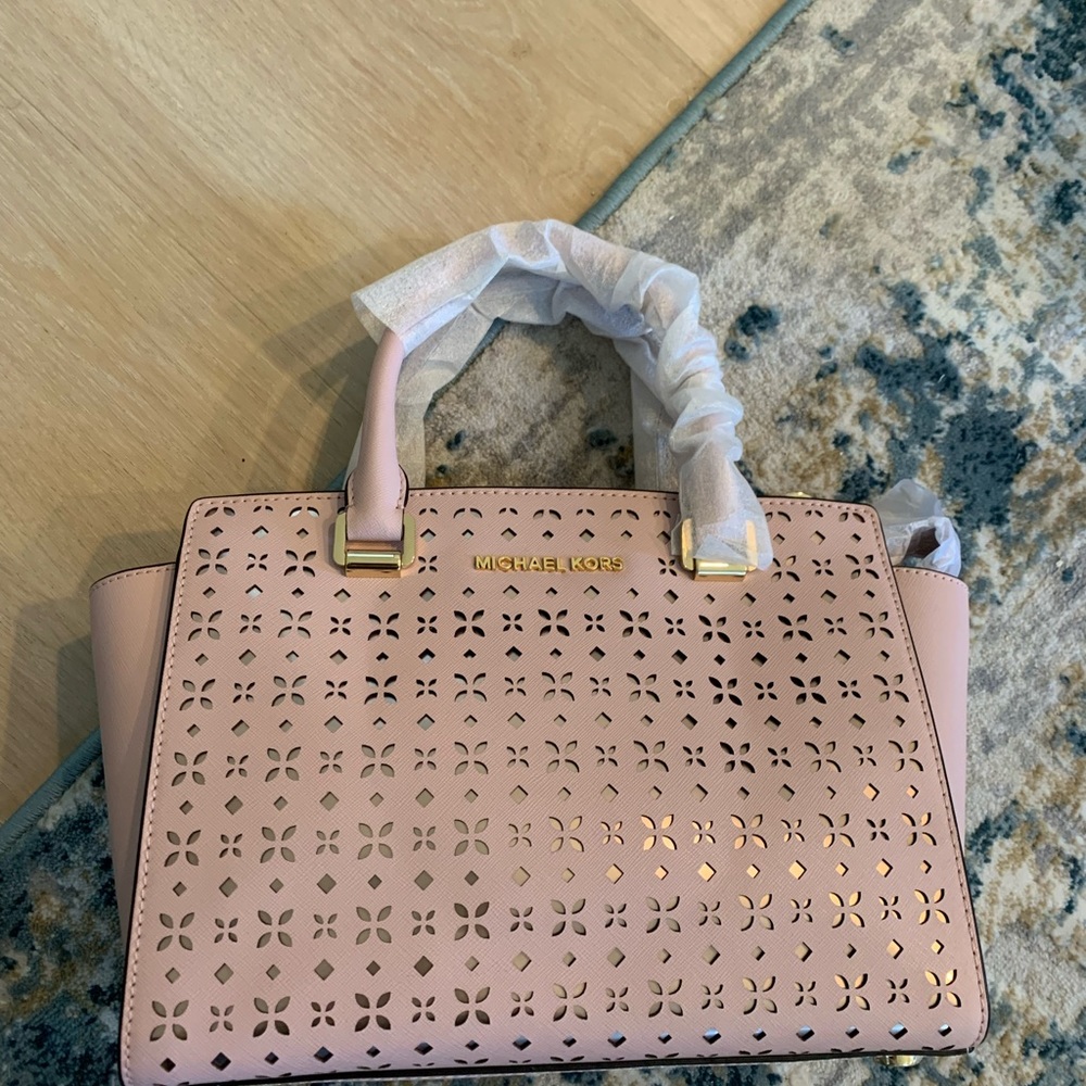 NWT Michael Kors SELMA MEDIUM PERFORATED LEATHER MESSENGER IN PINK